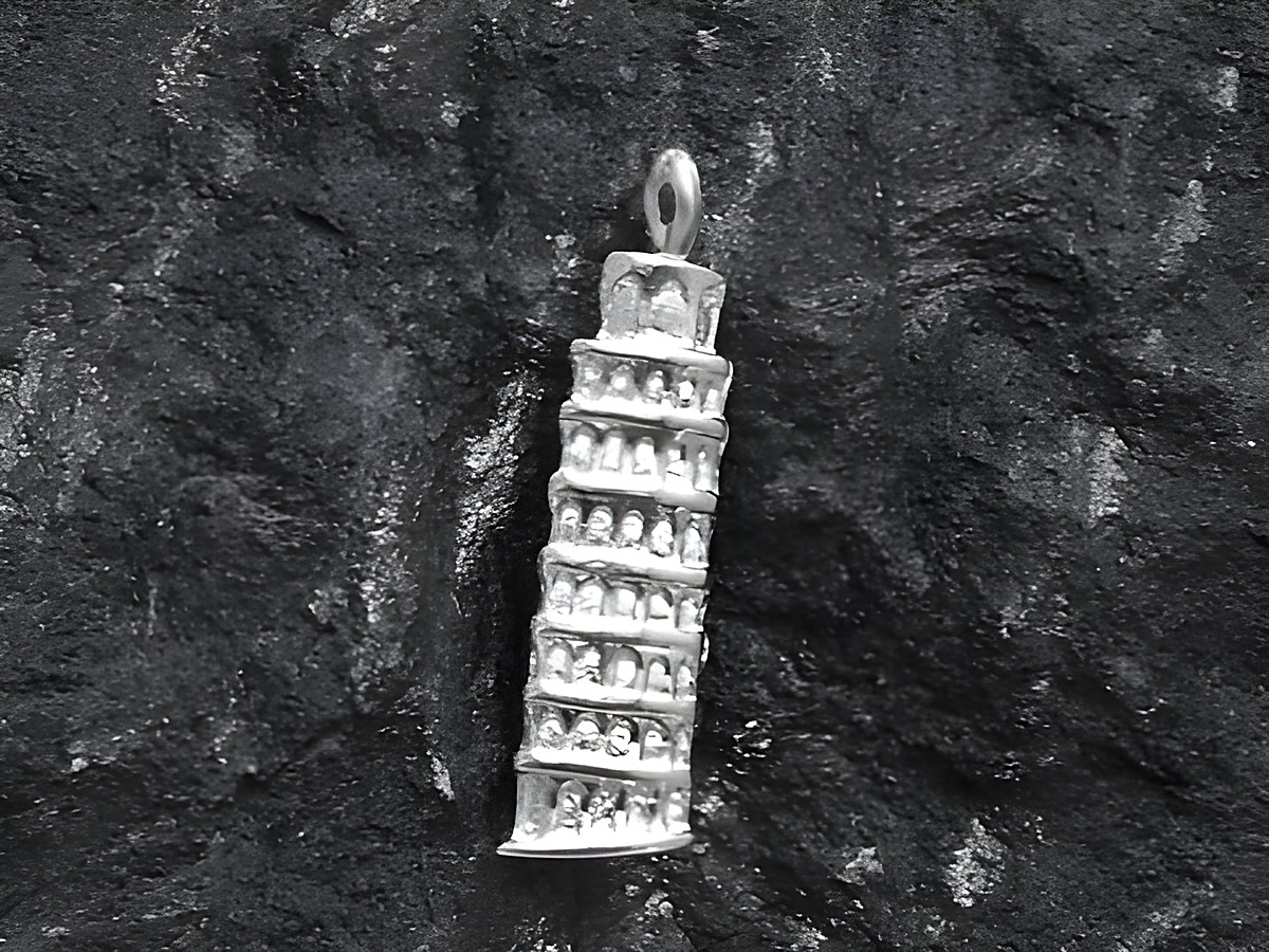 Ein Anhänger aus Sterling Silber in Form des schiefen Turms von Pisa, detailliert gearbeitet und vielseitig einsetzbar, hergestellt von Juwelier Harnisch, diverse Motive verfügbar.