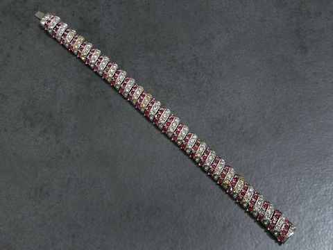 Strass Armband pompös in Rubinrot mit silberfarbenen Akzenten, Länge 17,5 cm, gefertigt vom Juwelier Harnisch, ideal als elegantes Schmuckstück für besondere Anlässe.