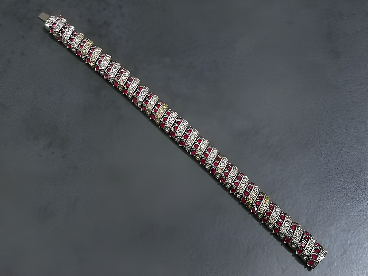 Strass Armband pompös in Rubinrot mit silberfarbenen Akzenten, Länge 17,5 cm, gefertigt vom Juwelier Harnisch, ideal als elegantes Schmuckstück für besondere Anlässe. – Ansicht 2
