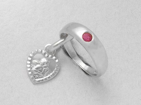 Taufring aus 925 Silber mit einem Herzanhänger und Schutzengel, verziert mit einem Rubin, Hersteller Juwelier Harnisch, elegantes Design für besondere Anlässe.
