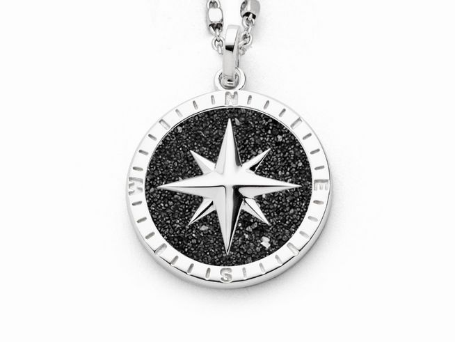 DUR Anhänger Kompassrose 2.0 aus Sterling Silber mit einer glänzenden Kompassrose auf schwarzem Hintergrund, ideal als stilvolles Accessoire oder Geschenk.