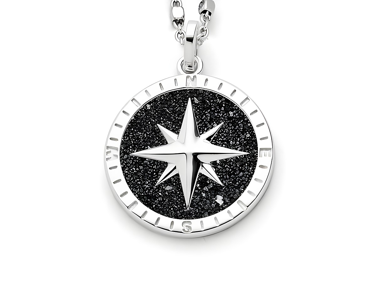DUR Anhänger Kompassrose 2.0 aus Sterling Silber mit einer glänzenden Kompassrose auf schwarzem Hintergrund, ideal als stilvolles Accessoire oder Geschenk.