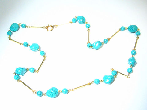 Wunderschön Kette im Türkis Design aus natürlichen Steinen, ergänzt mit goldenen Akzenten, hergestellt von Juwelier Harnisch, perfekt für einen eleganten Look.