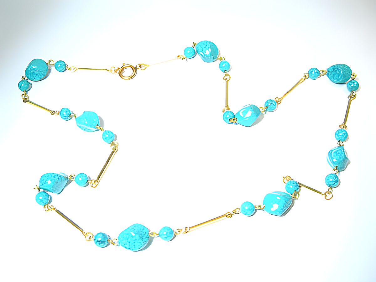 Wunderschön Kette im Türkis Design aus natürlichen Steinen, ergänzt mit goldenen Akzenten, hergestellt von Juwelier Harnisch, perfekt für einen eleganten Look.