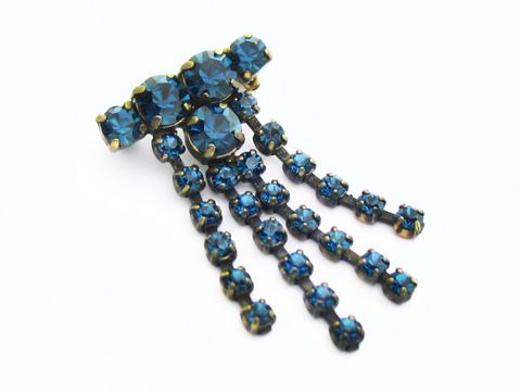 Blaue Strass Brosche im sexy City Look von Juwelier Harnisch, kunstvoll gestaltet mit funkelnden blauen Steinen, ideal für stilvolle Akzente und eleganten Glamour.