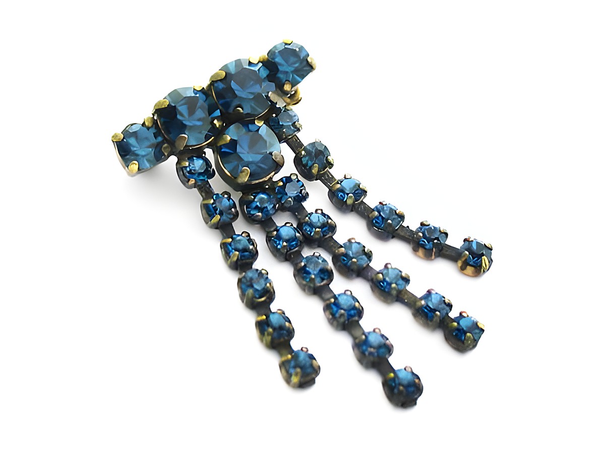 Blaue Strass Brosche im sexy City Look von Juwelier Harnisch, kunstvoll gestaltet mit funkelnden blauen Steinen, ideal für stilvolle Akzente und eleganten Glamour.