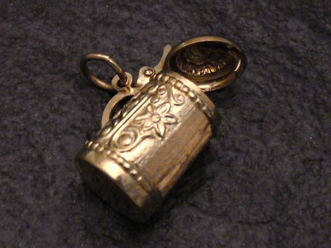 Bierkrug zum Öffnen, goldfarbener Anhänger 333, mit filigraner Verzierung und eine kleine Schlaufe zum Anhängen, hergestellt von Juwelier Harnisch, ideal als Schmuckstück für Liebhaber.