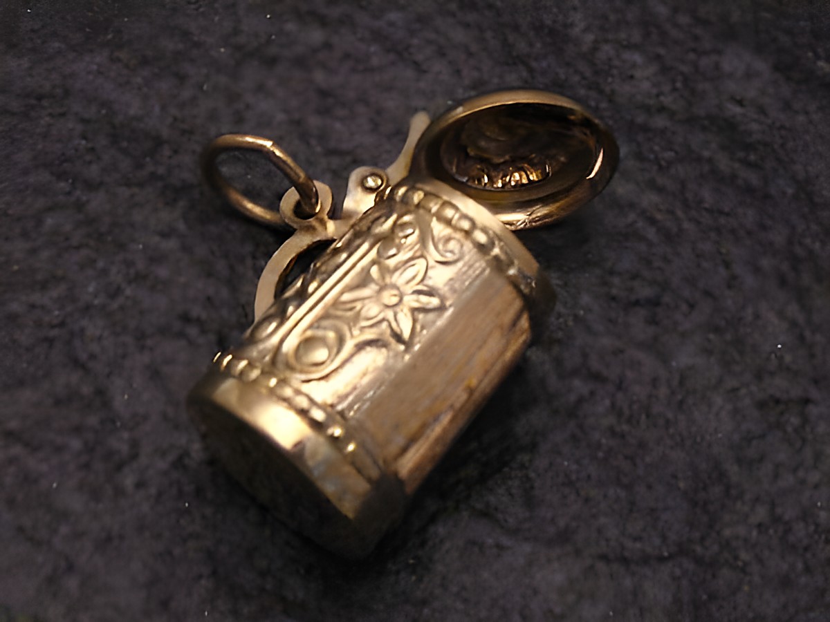 Bierkrug zum Öffnen, goldfarbener Anhänger 333, mit filigraner Verzierung und eine kleine Schlaufe zum Anhängen, hergestellt von Juwelier Harnisch, ideal als Schmuckstück für Liebhaber. – Ansicht 2