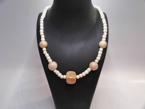Holzkette Multiform 19 mm naturbraun 60 cm Holz Schmuck von Juwelier Harnisch, bestehend aus verschiedenen Holzperlen und einem zentralen quadratischen Element in naturbraun.