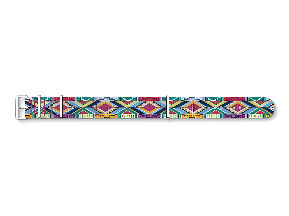 Das Thomas Sabo ZWA0314-276-7-20 mm Nato-Textilarmband zeigt ein buntes Grafikmuster mit geometrischen Formen in lebhaften Farben, ideal für modische Akzente.