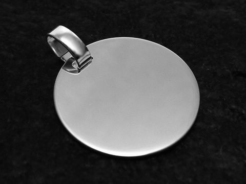 Gravurplatte aus poliertem Sterling Silber Anhänger mit einem Durchmesser von 18 mm, hergestellt von Juwelier Harnisch, schlichtes und elegantes Design.