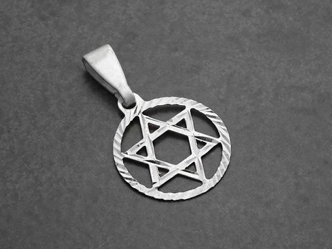 Kleiner Davidstern mit Diamantschliff aus Silber, handgefertigt von Juwelier Harnisch, symbolisches religiöses Schmuckstück, ideal als Geschenk oder für den persönlichen Gebrauch.
