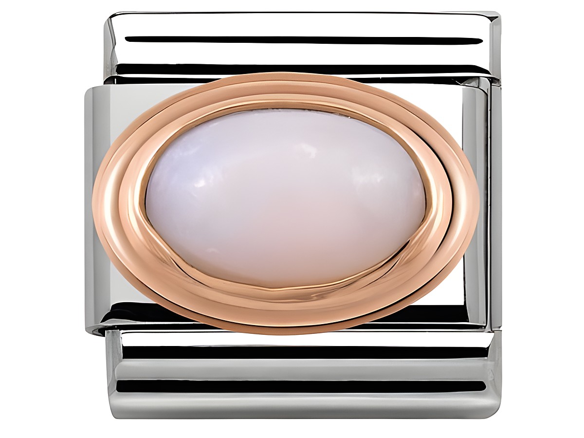 Nomination Classic Roségold 430501 22 mit einem ovalen Naturstein in Opal Rosa, umgeben von einem geschwungenen Roségoldrahmen auf einer silbernen Basis.