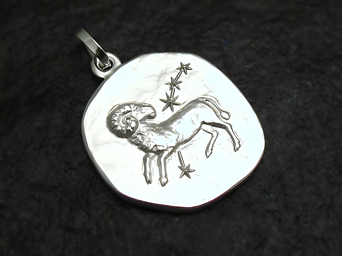 Widder Sternzeichen Anhänger aus Sterling Silber, hergestellt von Juwelier Harnisch, zeigt das Tierkreiszeichen Widder mit dekorativen Sternen.