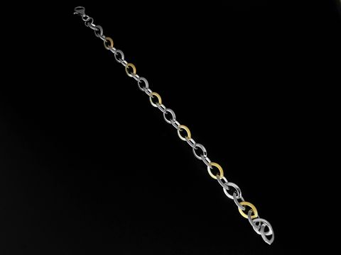 Armband Weitanker aus Silber bicolor mit vergoldeten, mattierten Elementen in einer Länge von 19 cm, hergestellt von Juwelier Harnisch, ohne Stein.