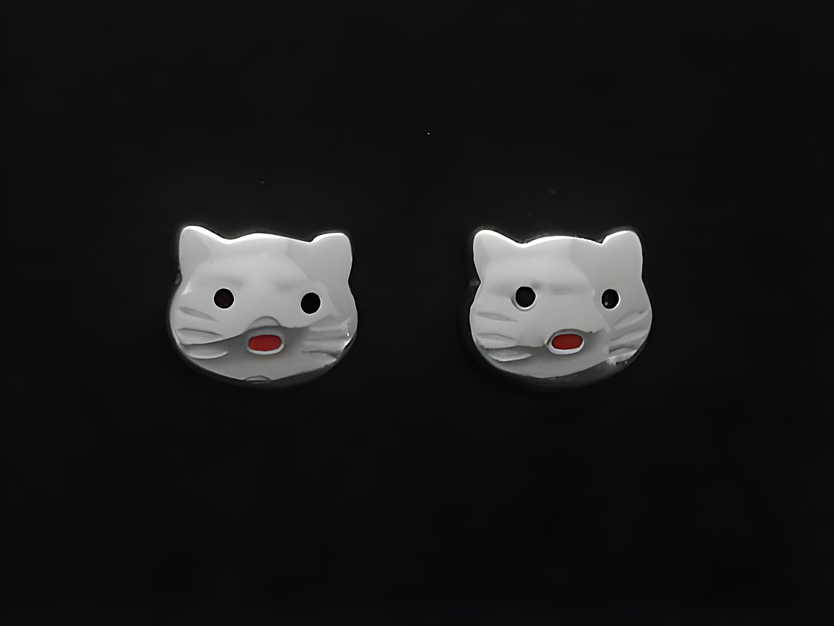 Niedliche Katze Ohrstecker aus Sterling Silber für Kinder, hergestellt von Juwelier Harnisch, mit einem detaillierten Katzenmotiv und glänzender Oberfläche.