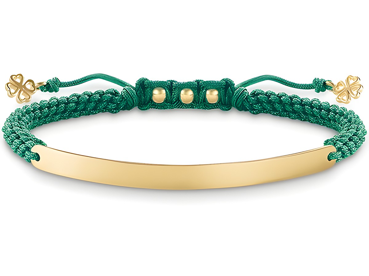 Makramee Armband in grünem Nylon mit vergoldetem Edelstahlschild, von Thomas Sabo. Verstellbar von 15 bis 21 cm, verziert mit kleinen goldenen Elementen.