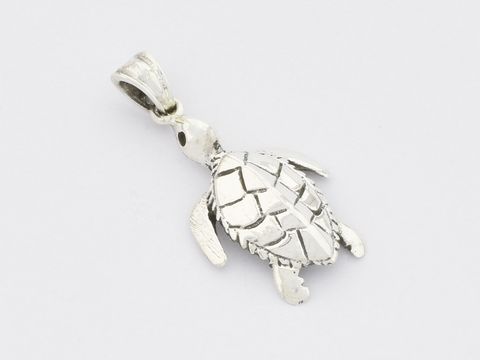 Niedlicher Anhänger in Form einer Schildkröte aus Sterling Silber, hergestellt von Juwelier Harnisch, ideales Tierdesign für Schmuckliebhaber.
