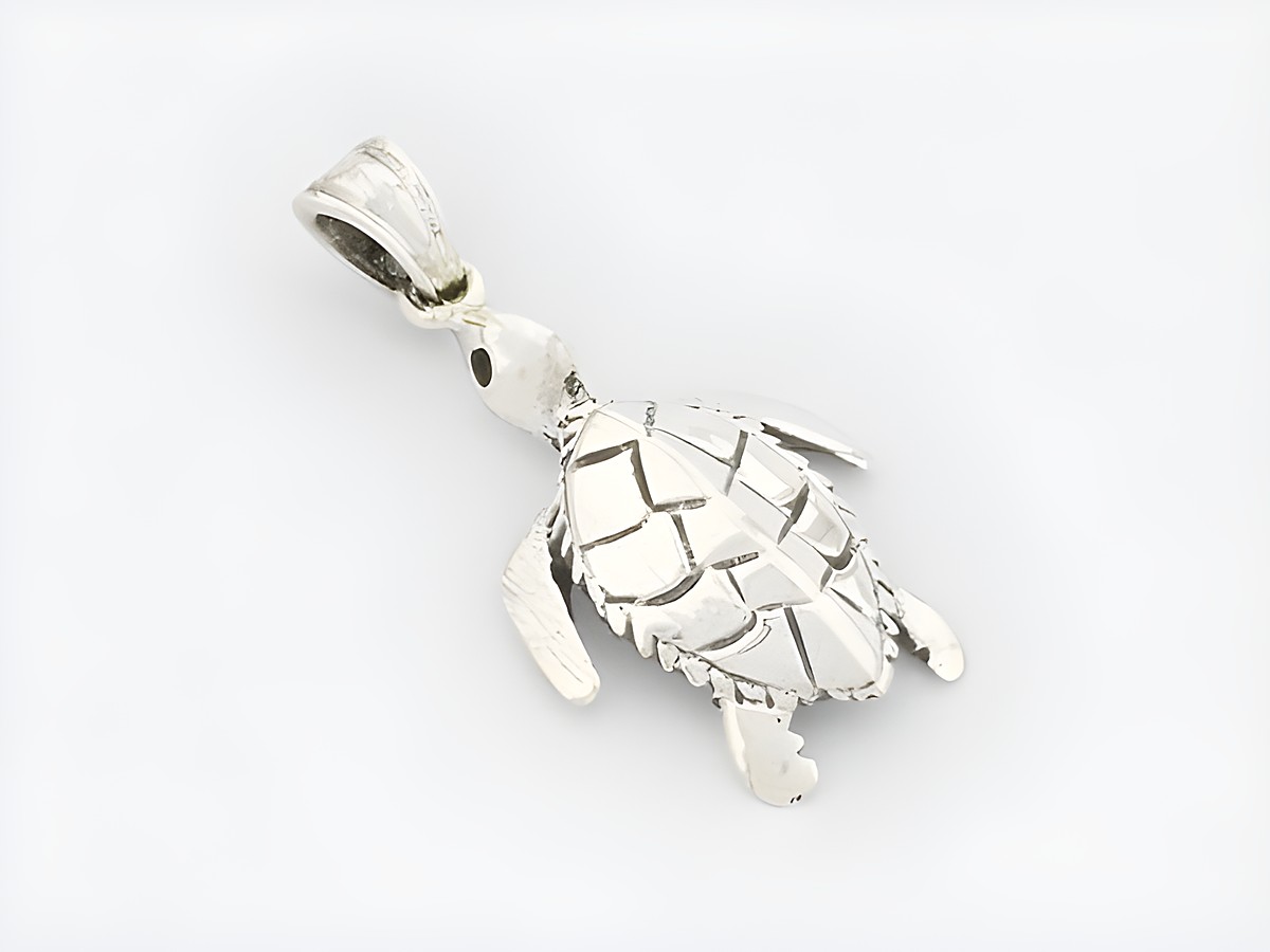 Niedlicher Anhänger in Form einer Schildkröte aus Sterling Silber, hergestellt von Juwelier Harnisch, ideales Tierdesign für Schmuckliebhaber.