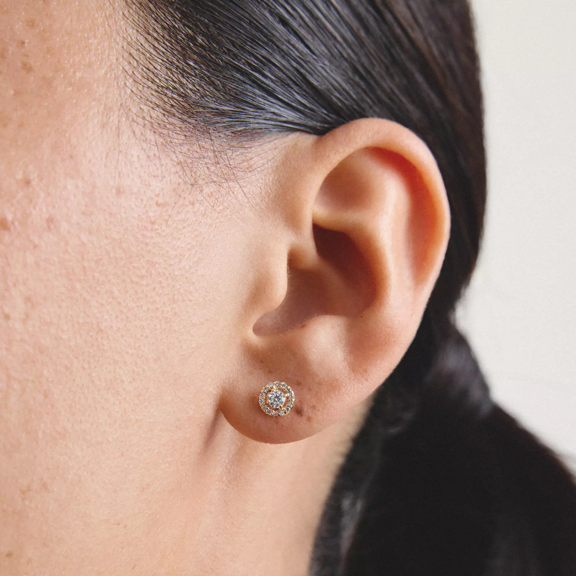Thomas Sabo Ohrstecker mit weißem Zirkonia im Brillantschliff – vergoldet – Ansicht 3