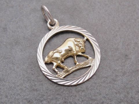 Silberner Anhänger mit einem vergoldeten Stier, der auf einem Ast steht, im kreisförmigen Rahmen mit gedrehten Details, hergestellt von Juwelier Harnisch, Stier-Sternzeichen.