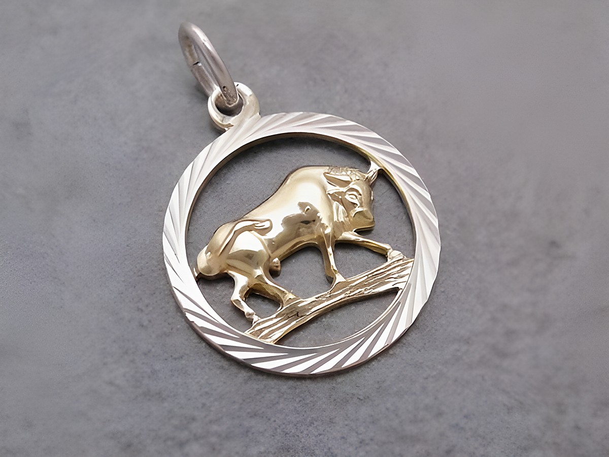 Silberner Anhänger mit einem vergoldeten Stier, der auf einem Ast steht, im kreisförmigen Rahmen mit gedrehten Details, hergestellt von Juwelier Harnisch, Stier-Sternzeichen.