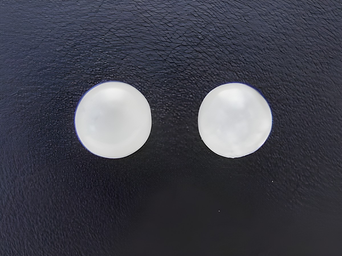 Ohrringe Kugel aus Sterling Silber mit milchig weißen Achatsteinen von Juwelier Harnisch, elegant und zeitlos im Design. Ideal für jeden Anlass.
