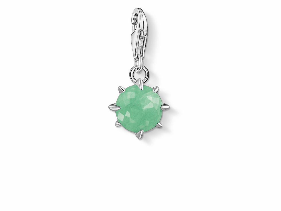 Thomas Sabo Charm-Anhänger 1789-586-6 in grün, gestaltet als Geburtsstein für den Monat Mai, mit facettierter Oberfläche und spitzen Zacken aus Silber.