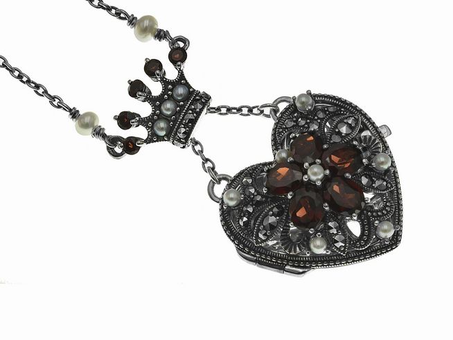 Königliches Herz Medaillon mit Granat und Kette, romantisches Design von Juwelier Harnisch, verziert mit funkelnden Steinen und Perlen, ideal als Geschenk für besondere Anlässe.