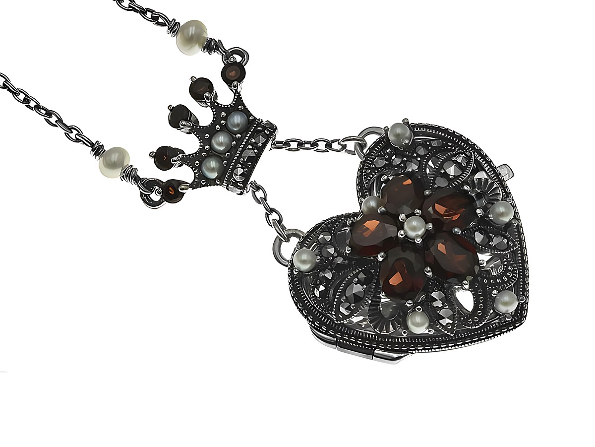 Königliches Herz Medaillon mit Granat und Kette, romantisches Design von Juwelier Harnisch, verziert mit funkelnden Steinen und Perlen, ideal als Geschenk für besondere Anlässe.