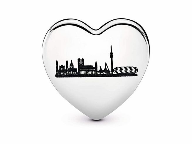 Pandora Herz in Sterling Silber mit Skyline von München und dem Schriftzug Munich, detailreiche Darstellung ikonischer Gebäude der Stadt, elegant und stilvoll.