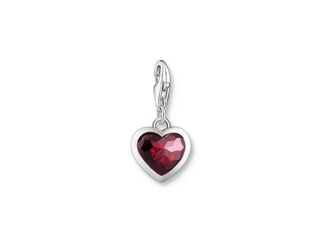 Charm-Anhänger von Thomas Sabo in Herzform aus Silber mit roten Glas-Keramik Steinen, funkelnd und stilvoll, ideal für persönliche Schmuckkreationen.