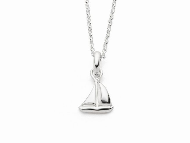 Sterling Silber Kette Ahoi mit einem eleganten Segelboot-Anhänger, poliert und 45 cm lang, von DUR. Ideal für maritime Liebhaber und stilvolle Akzente.