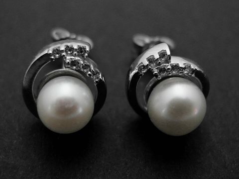 Runde Silber Ohrringe mit Süßwasserzuchtperlen und Zirkonia in weiß, hergestellt von Juwelier Harnisch, elegant und zeitlos für jeden Anlass.