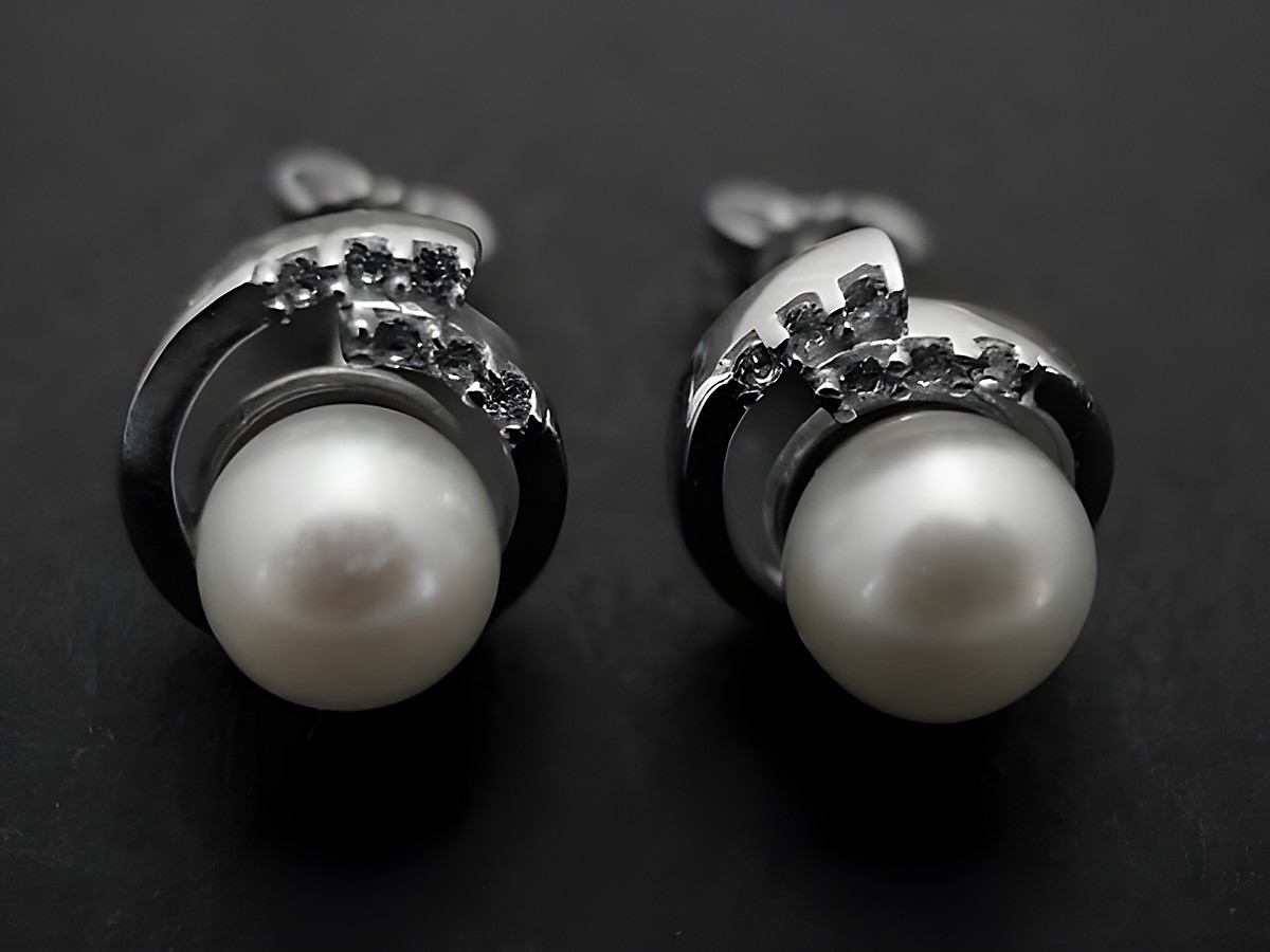 Runde Silber Ohrringe mit Süßwasserzuchtperlen und Zirkonia in weiß, hergestellt von Juwelier Harnisch, elegant und zeitlos für jeden Anlass.