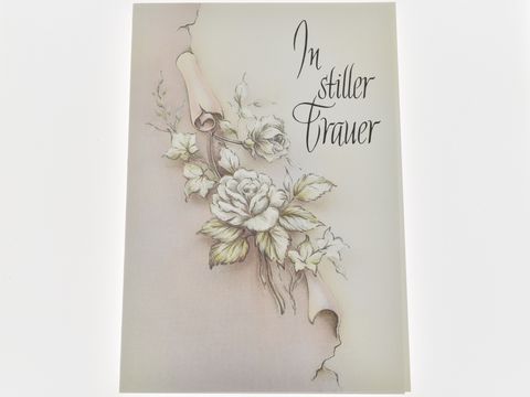 Trauerkarte mit gezeichneter Blume und dem Schriftzug In stiller Trauer. Die Karte zeigt eine sanfte Farbpalette und vermittelt Mitgefühl und Trost. Hersteller Juwelier Harnisch.
