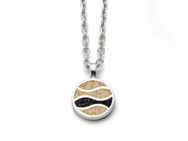 Sterling Silber Kette mit runden Anhänger, der Wellen aus Strandsand und Lavasand zeigt, kombiniert in elegantem Design, passend für Strandliebhaber und als modisches Accessoire.