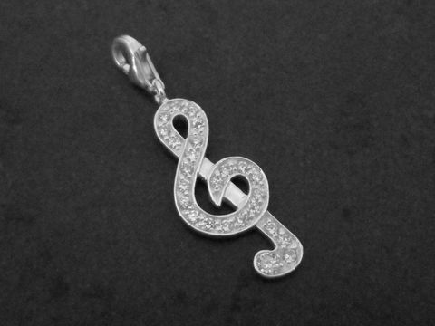 Notenschlüssel Charm Anhänger aus Sterling Silber mit Zirkonia, gefertigt vom Juwelier Harnisch, ideal für Musikliebhaber und als modisches Accessoire.