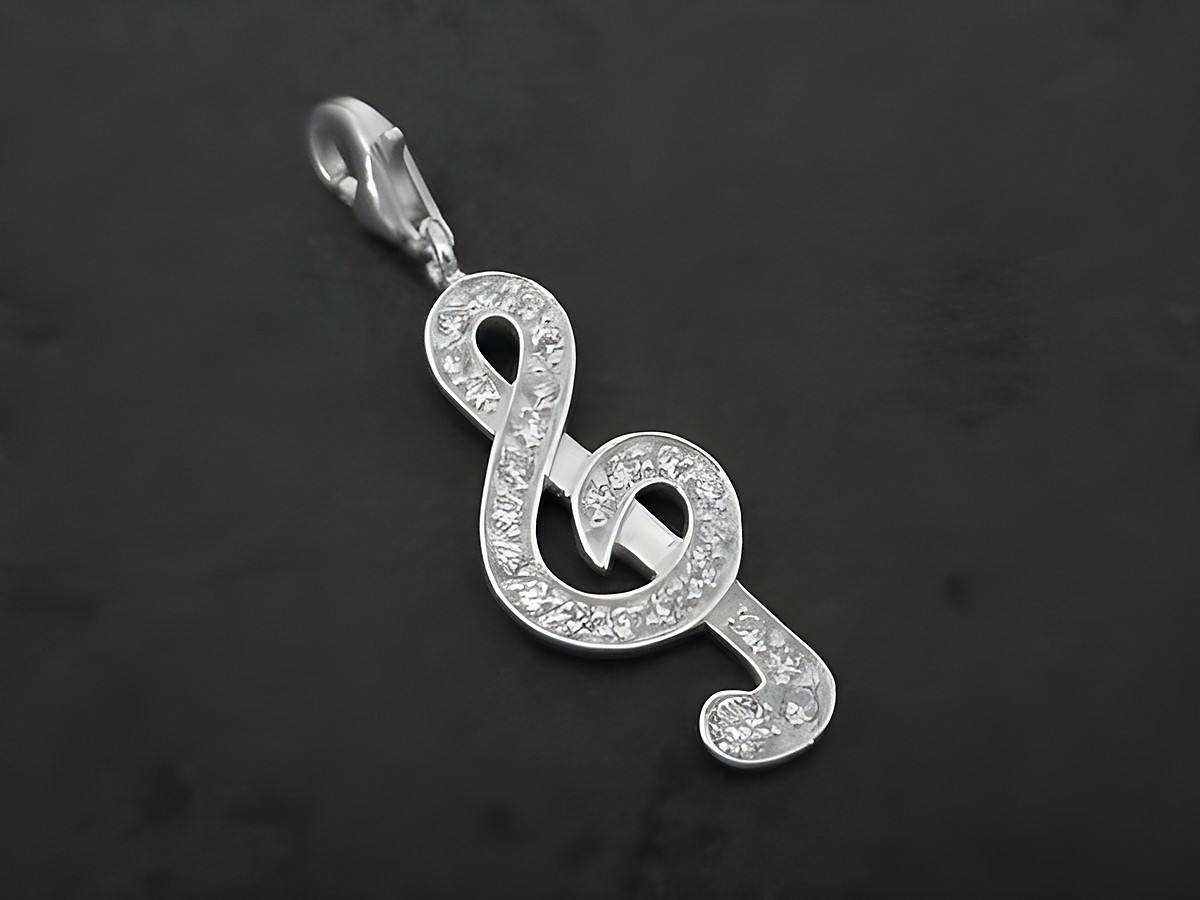 Notenschlüssel Charm Anhänger aus Sterling Silber mit Zirkonia, gefertigt vom Juwelier Harnisch, ideal für Musikliebhaber und als modisches Accessoire.
