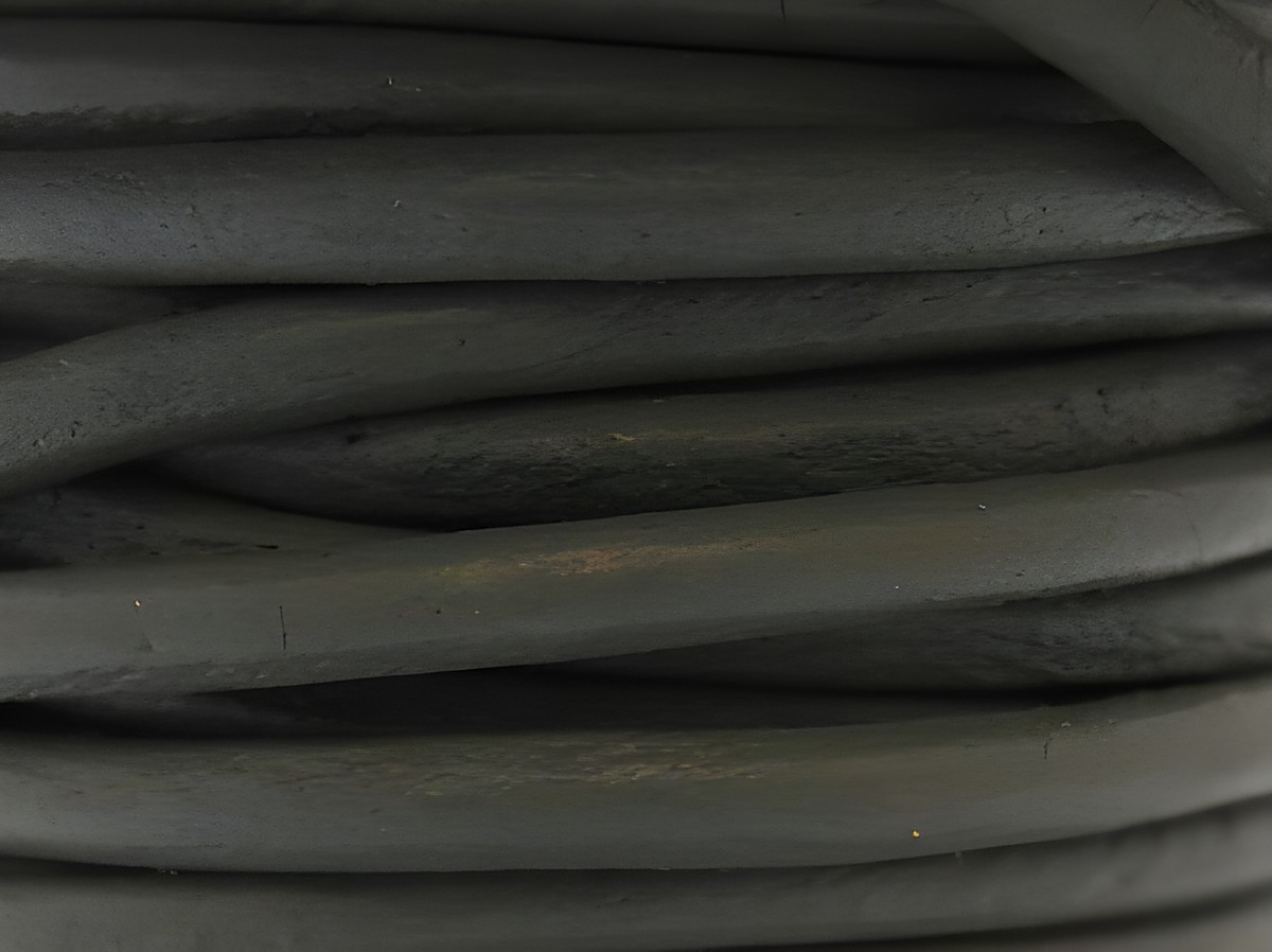 Lederband in Grau, 15 cm lang, 3 mm dick, mit Silber Karabiner, Hersteller Juwelier Harnisch, schimmernde Oberfläche. Ideal für Schmuckdesign und kreative Bastelprojekte.