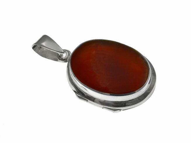 Ovales Medaillon aus Karneol in Sterling Silber mit glänzender Oberfläche, ideal als Schmuckstück oder Geschenk. Hersteller Juwelier Harnisch, zeitlos und elegant.