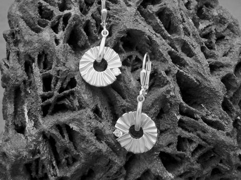 Silber Ohrringe mit kreisförmigem Design, ausgestattet mit weißen Zirkonia, Hersteller Juwelier Harnisch, eleganter Ohrhänger mit Stein.