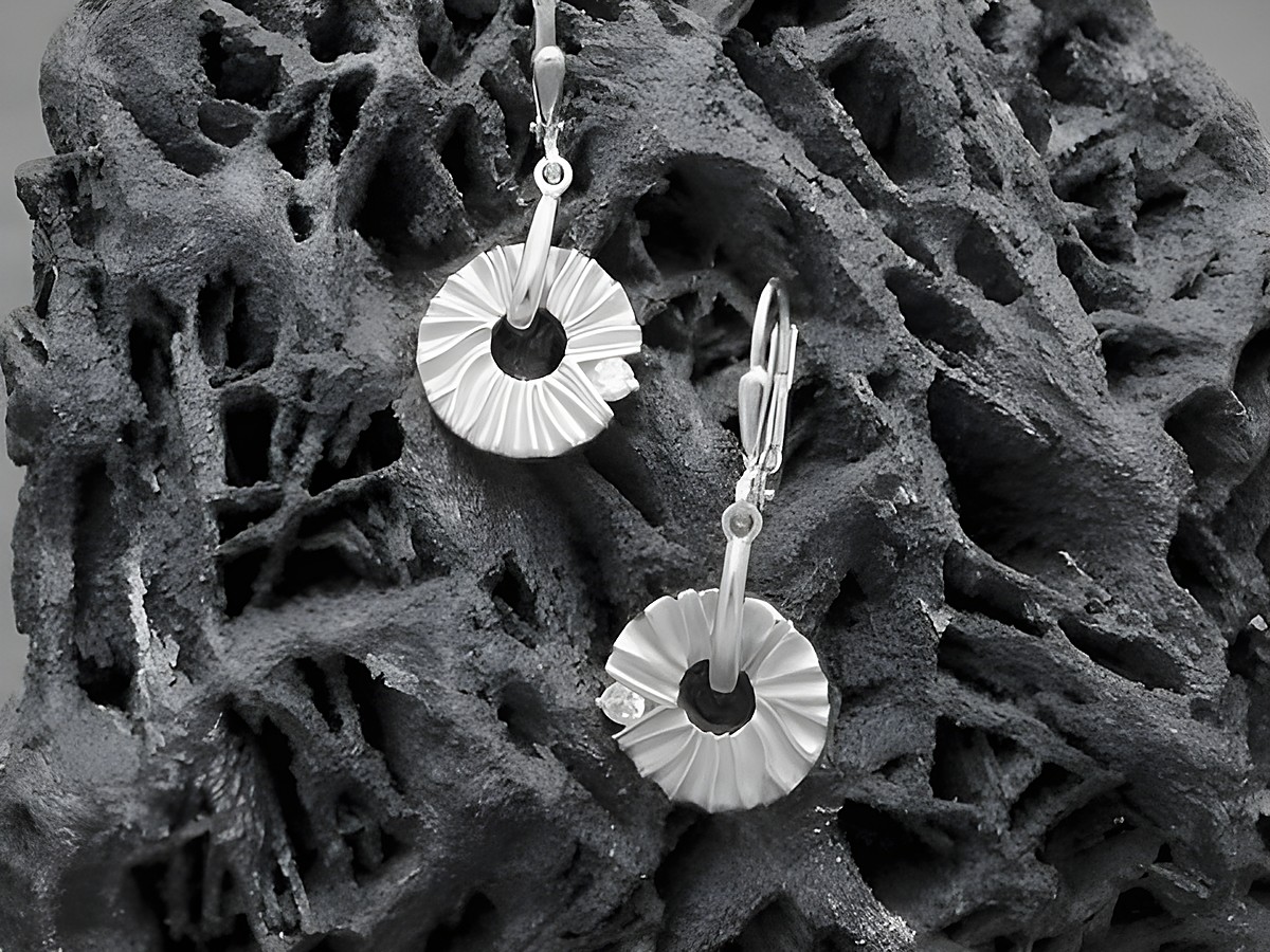 Silber Ohrringe mit kreisförmigem Design, ausgestattet mit weißen Zirkonia, Hersteller Juwelier Harnisch, eleganter Ohrhänger mit Stein.