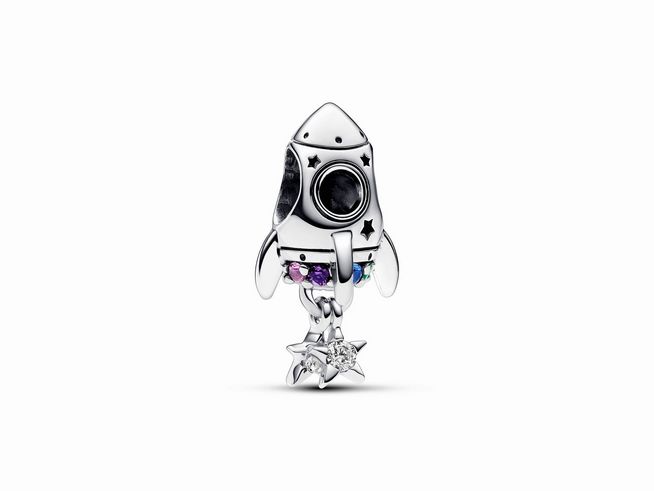 Der charmante Raketen-Anhänger von Pandora aus Sterling Silber zeigt eine detailreiche Rakete mit bunten Steinen und einem Sternanhaenger, ideal für Weltraumliebhaber.