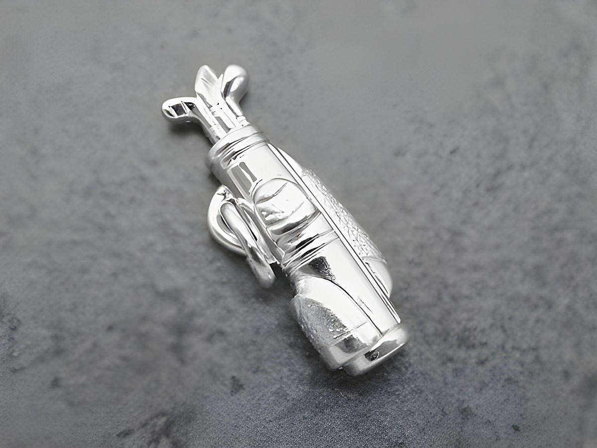 Golfsack Anhänger aus Sterling Silber in 3D Optik, hergestellt von Juwelier Harnisch, ideal für Sportliebhaber und Golffans.