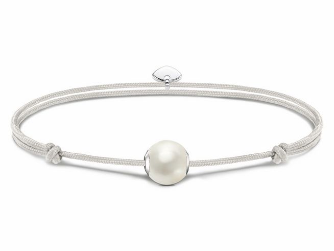 Armband von Thomas Sabo A2115-170-14-L22V aus Textil in Weiß mit einem Karma Bead aus Zuchtperle und Silber, verstellbar bis 22 cm, elegantes Design mit Nylonband.
