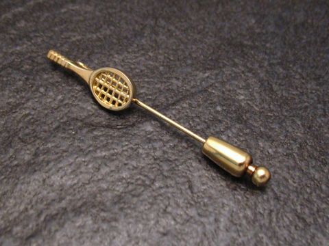 Silber Krawattennadel mit vergoldetem Tennisschläger, Hersteller Juwelier Harnisch, elegantes Design für sportliche Akzente in Ihrer Krawatte. Ideal für Tennisliebhaber.