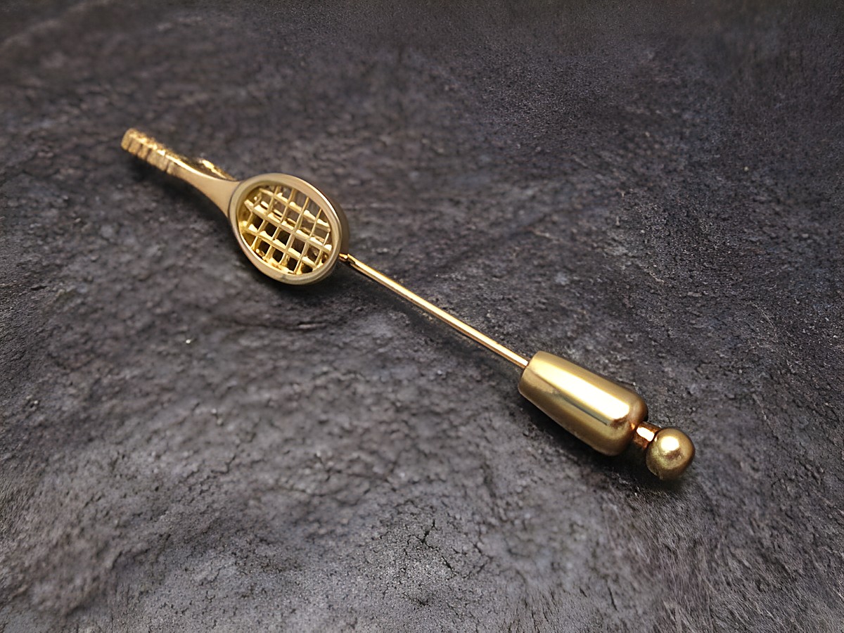 Silber Krawattennadel mit vergoldetem Tennisschläger, Hersteller Juwelier Harnisch, elegantes Design für sportliche Akzente in Ihrer Krawatte. Ideal für Tennisliebhaber.