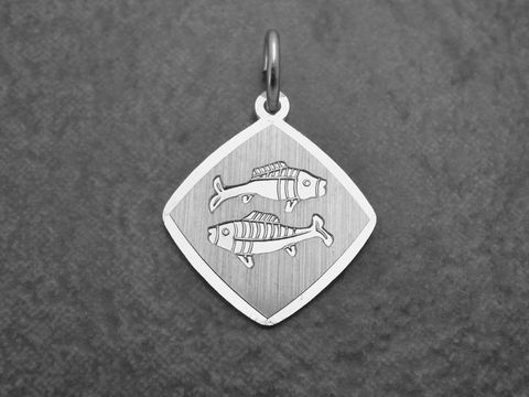 Anhänger aus rhodiniertem Sterling Silber in Form eines diamantförmigen Designs mit dem Sternzeichen Fische, zeigt zwei stilisierte Fische auf gebürstetem Hintergrund.