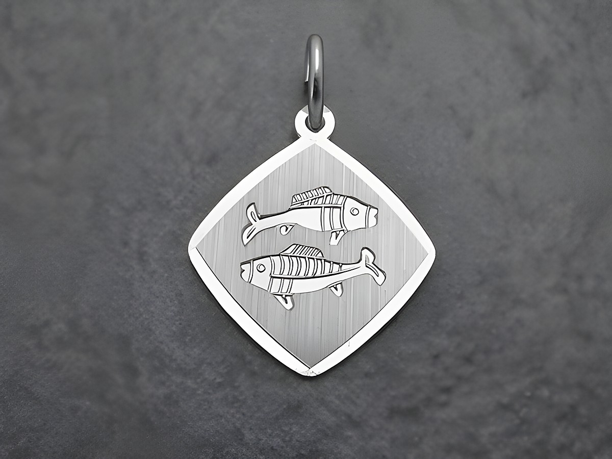 Anhänger aus rhodiniertem Sterling Silber in Form eines diamantförmigen Designs mit dem Sternzeichen Fische, zeigt zwei stilisierte Fische auf gebürstetem Hintergrund.